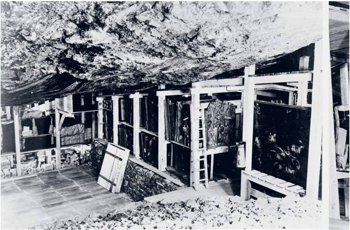 Műalkotások az altaussee-i sóbányában a bánya második világháború utáni felfedezésekor Kern és Sieber hadnagyok fényképén, 1945-ben, forrás: Wikimedia Commons